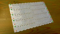 Valge glitter-efektiga laineline vinüülpael.